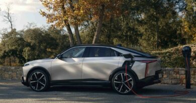 DS N°8 : Le voyage électrique franchit une nouvelle étape avec le Plug & Charge et le chargeur 22 kW